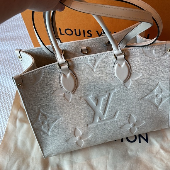 Louis Vuitton OnTheGo MM Cream Tote w/ box and dust bag - Picture 9 of 16
